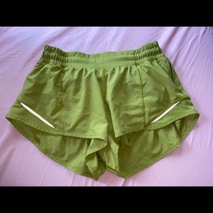 lululemon hotty hot 2.5 inch!